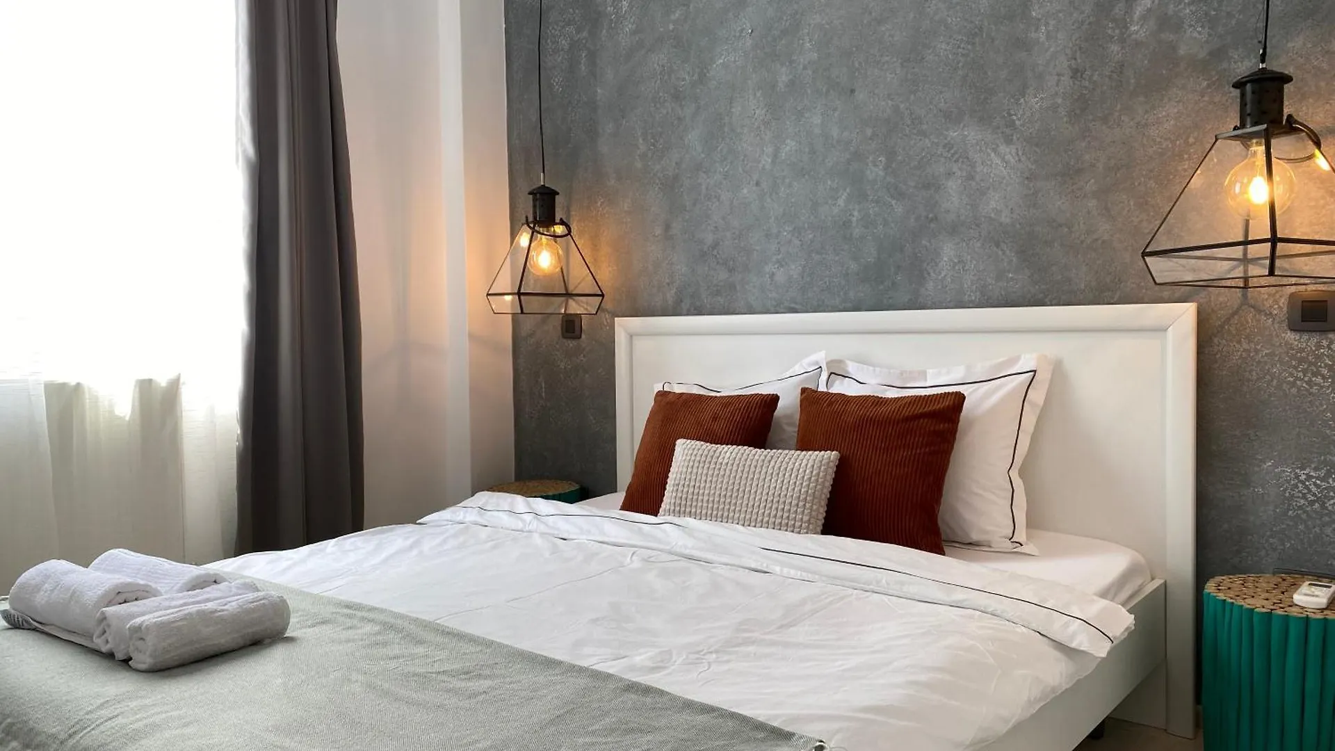 Old Town Overlooking - Vibrant 2Br Apartment Bükreş